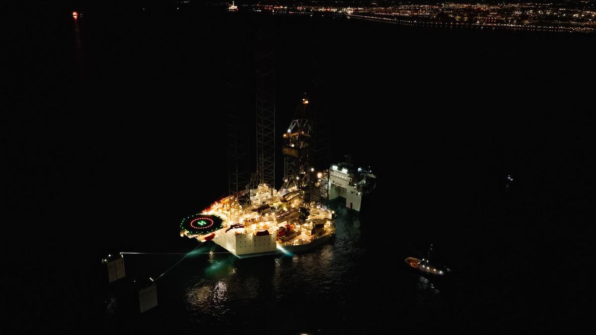 La plataforma que sellará definitivamente los pozos submarinos del proyecto Castor, frente la costa de Tarragona.
