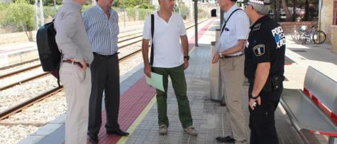 Xeraco argumenta los 1.500 usuarios de la estación de Renfe para reclamar un paso subterráneo urgente