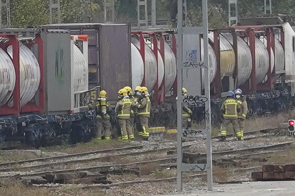 Els efectius d''emergències desplaçats a l''estació de mercaderies per la fuita en un tren de mercaderies