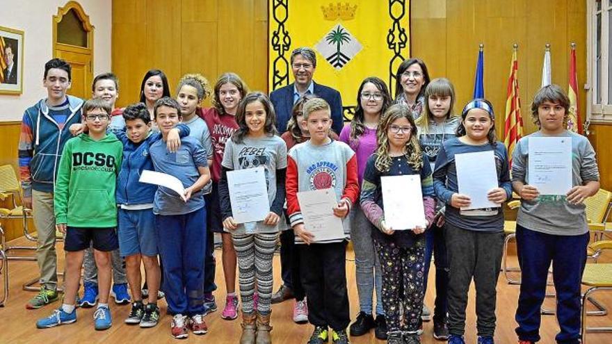 Membres entrants i sortints del Consell dels Infants de Súria, amb l&#039;alcalde i la regidora de Benestar Social