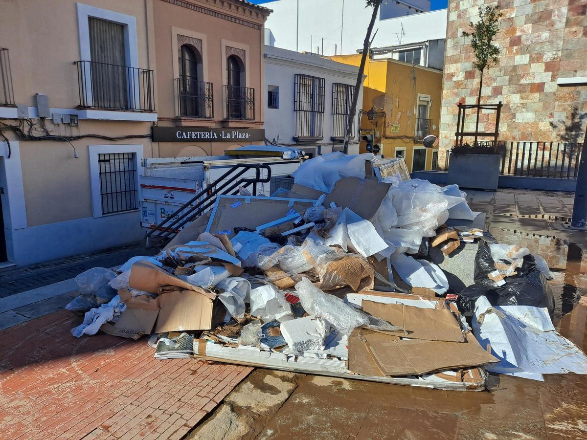 Embalajes de cartón en los que estaban las obras que han resultado dañadas por el agua y el lodo.