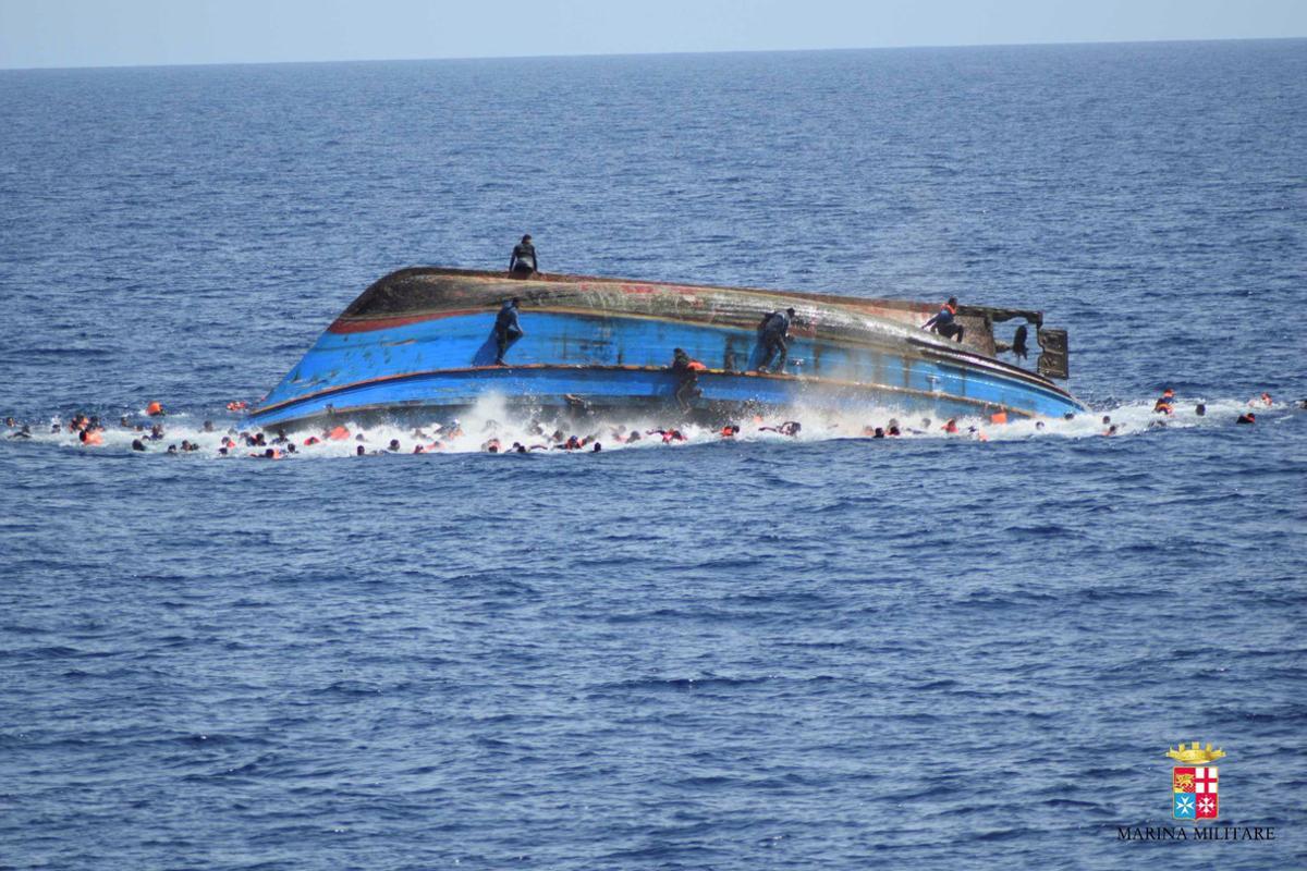 El barco, volcado completamente, con el casco hacia arriba.