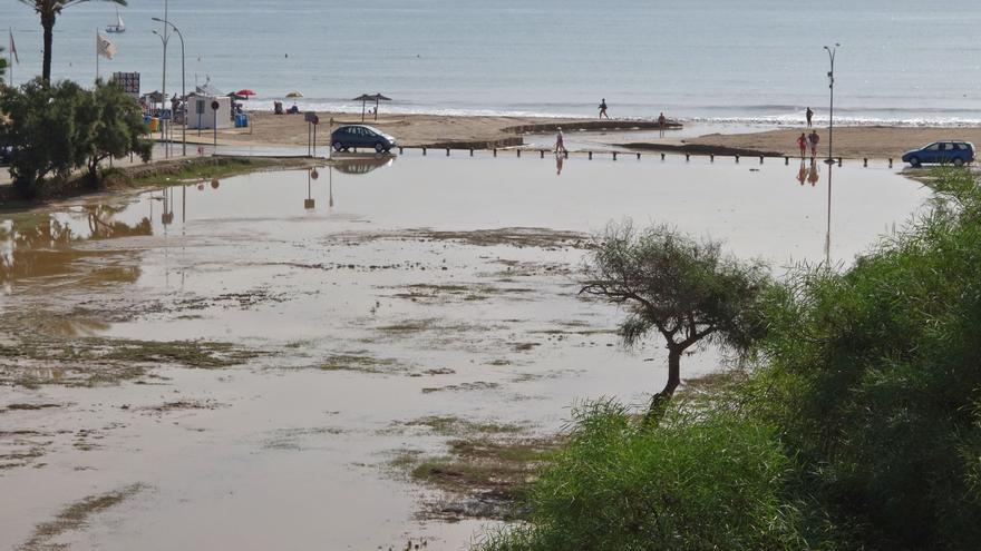 El río Nacimiento recupera su espacio y la albufera de La Glea con las lluvias en Orihuela Costa