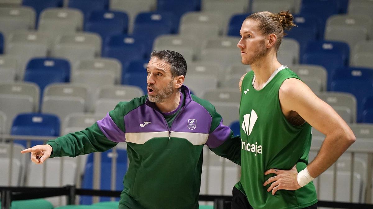Ibon Navarro habla con Osetkowski durante un entrenamiento.