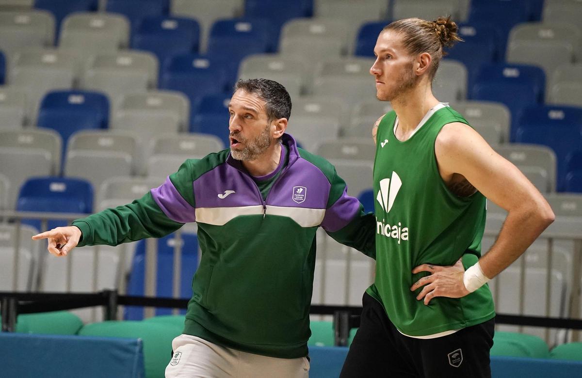 Ibon Navarro habla con Osetkowski durante el entrenamiento de este viernes.