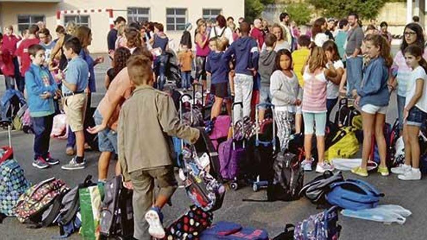 Alumnos con las mochilas listas para entrar al colegio en el primer día de clase.