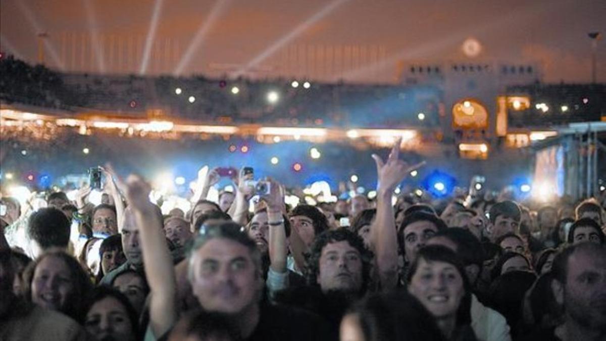Seguidores de Springsteen observan con emoción el concierto de su ídolo, anoche, en el Estadi Olímpic de Montjuïc.
