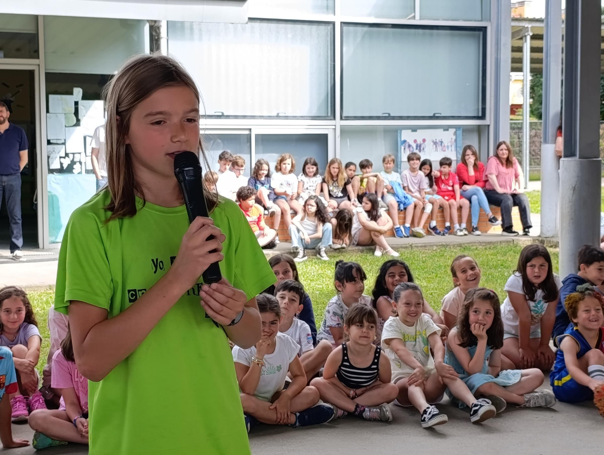 El colegio La Fresneda entierra sus deseos de futuro en una cápsula del tiempo