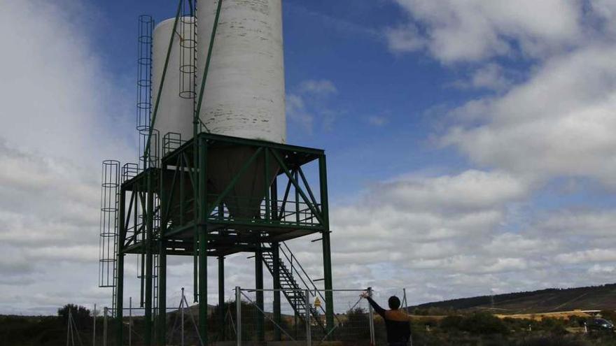 Silos de sal fundente en los que se denunció un robo  Foto L. O. Z.