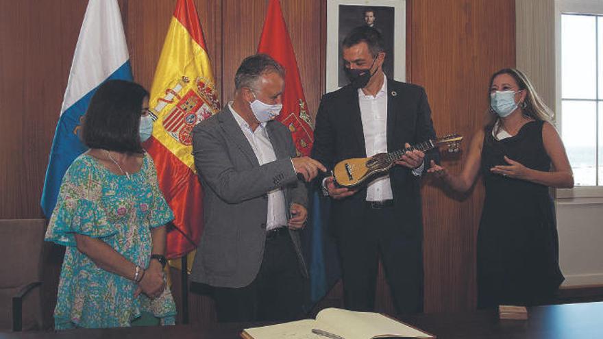 Carolina Darias, Ángel Víctor Torres, Pedro Sánchez y Dolores Corujo (a su izquierda) en el Cabildo de Lanzarote.