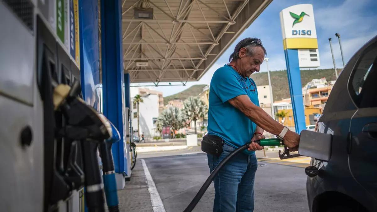Una persona pone gasolina en una estación de servicio de Tenerife