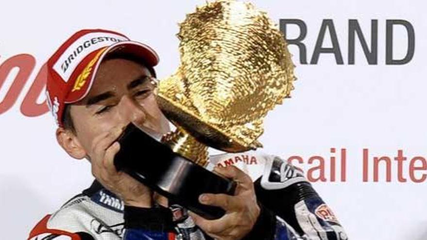 Lorenzo, feliz en el podio de Losail.