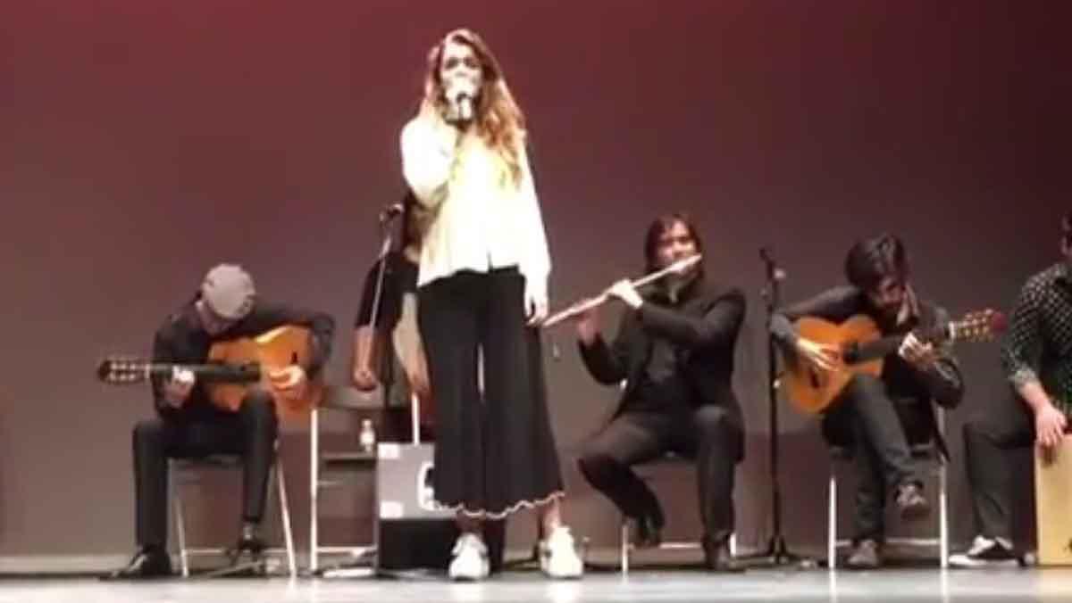 Amaia Romero, durante su improvisada actuación flamenca en el Teatro de Ansoáin.