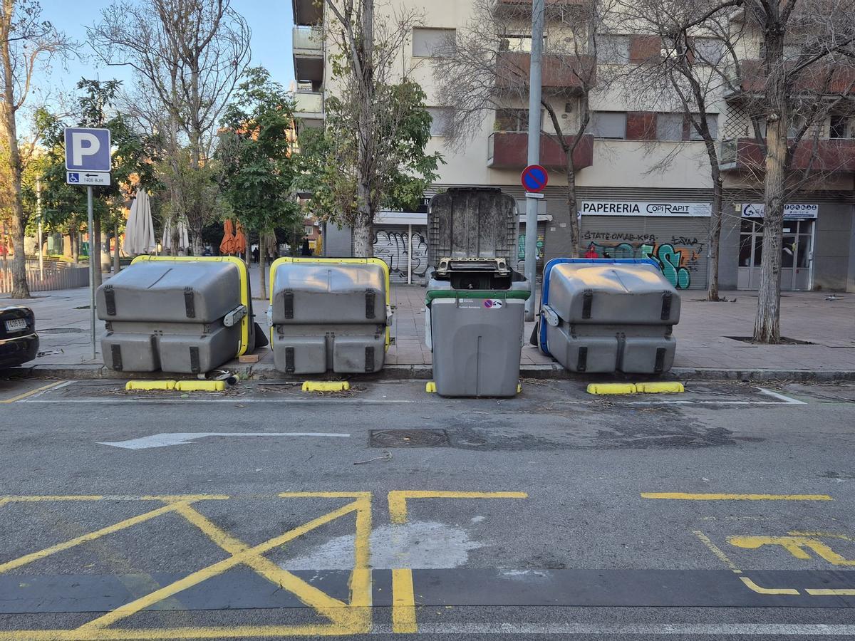 Contenedores derribados por el viento en la calle de Ramón Turró con Bilbao