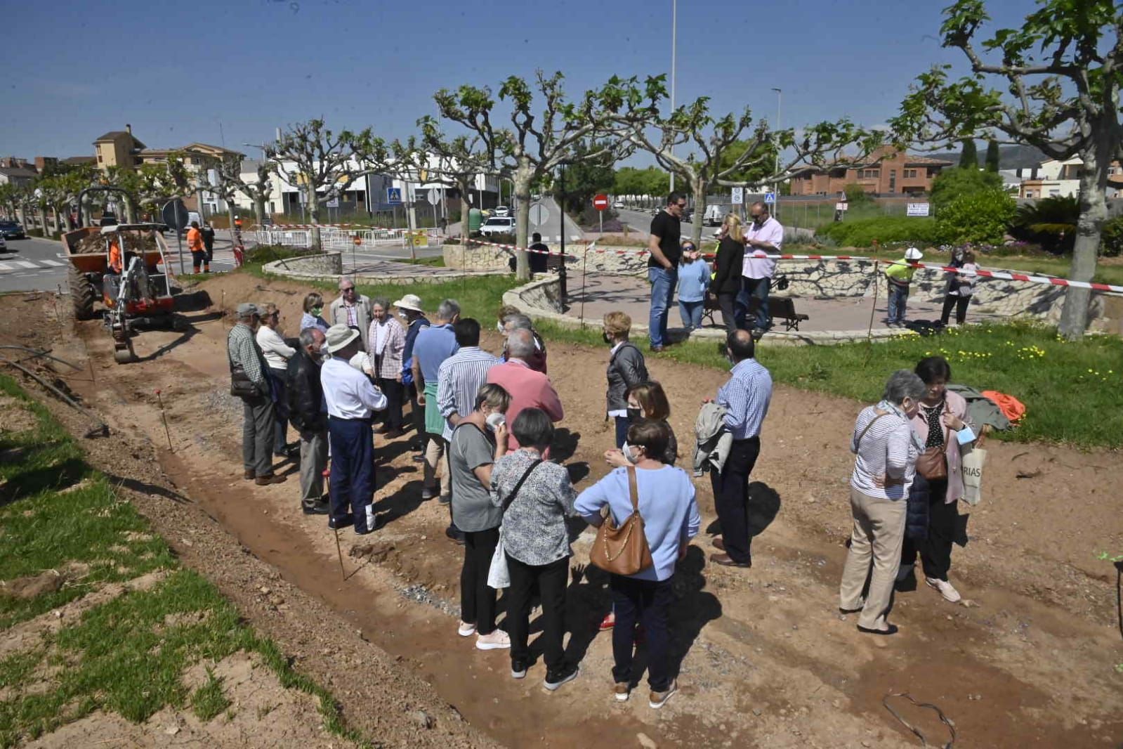 Protestan frente a las máquinas de las obras de la avenida de Lledó