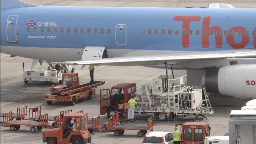 Un avión de Thomas Cook en el aeropuerto de Gran Canaria