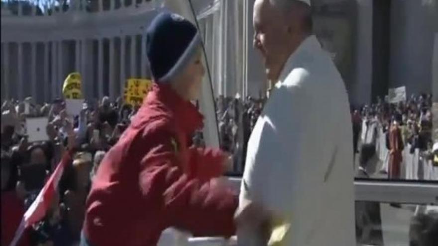 El Papa invita a dos niños a montar en el Papamóvil