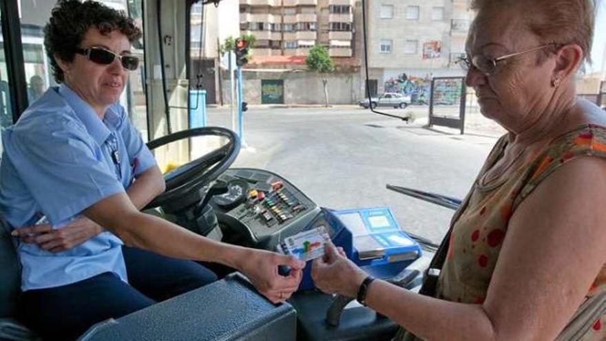 Una imagen de una usuaria accediendo a un autobús de Torrevieja hace unos meses.
