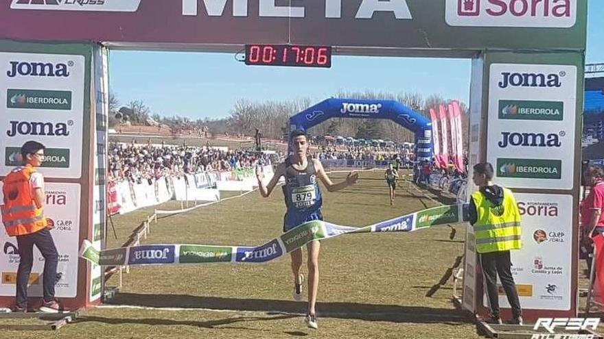 Mehdi El Nabaoui cruza la meta, ayer, en el Nacional de campo a través disputado en Soria.