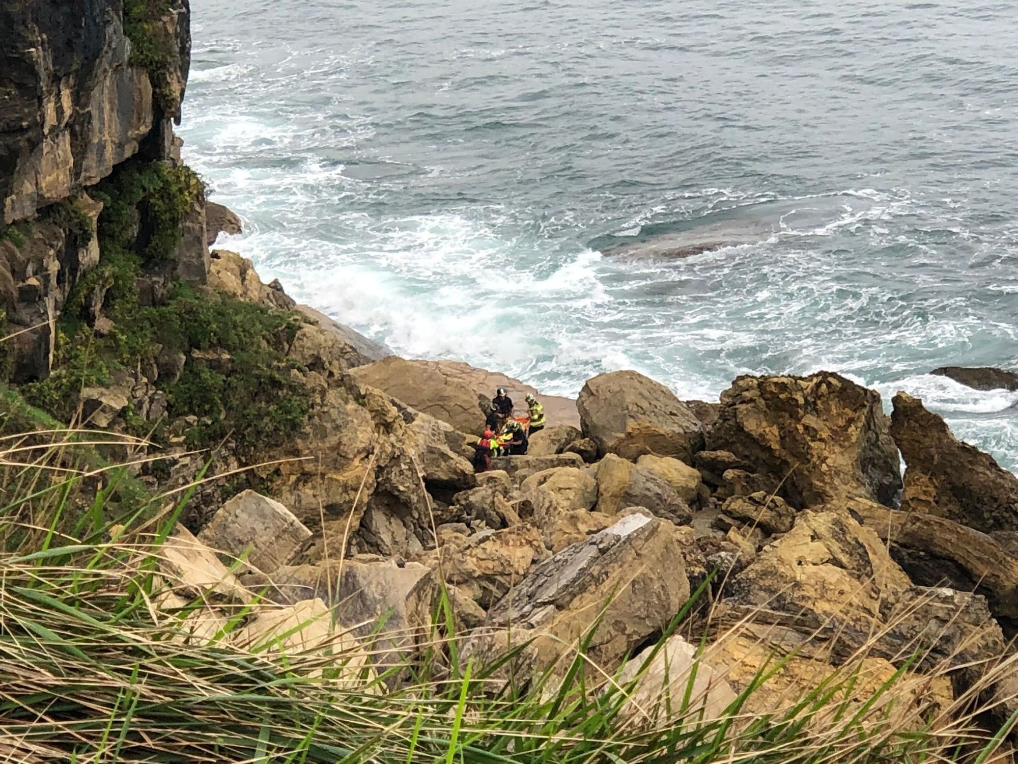 EN IMÁGENES: Rescatan a un joven en Gijón que se precipitó por un acantilado en el cerro de Santa Catalina