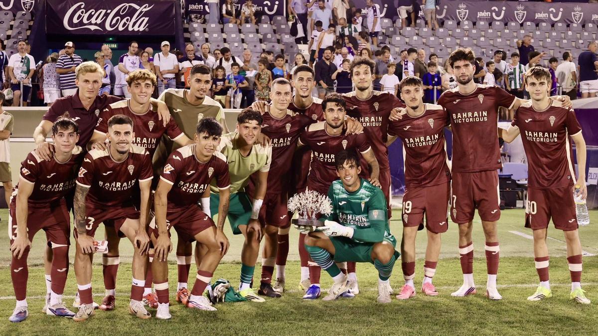 Los jugadores del Córdoba CF con el Trofeo del Olivo, logrado tras ganar anoche por 1-2 al Real Jaén.