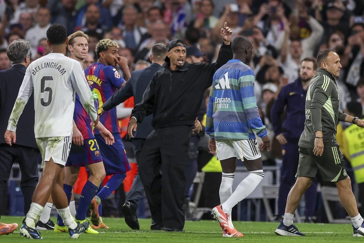 Raphinha saltó al césped del Santiago Bernabéu vestido de calle en el último clásico