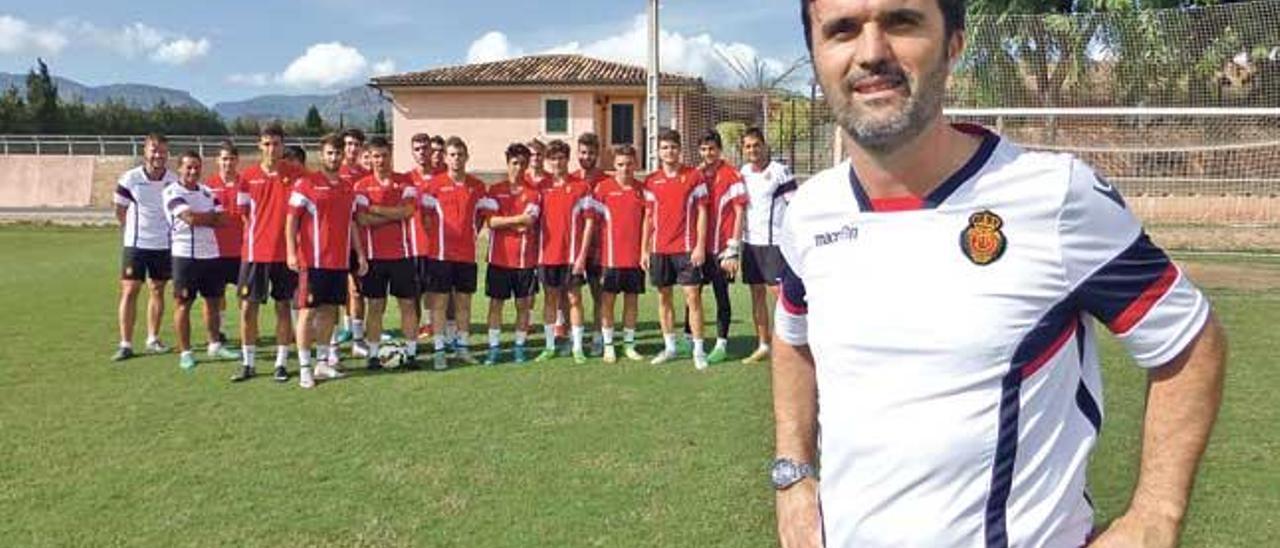 Santi Miralles, con su equipo y cuerpo técnico al fondo, posa para este diario sobre el césped de Son Bibiloni.