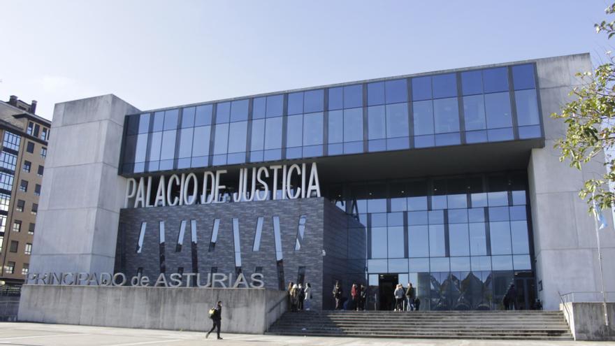 La petición de años de cárcel a la que se enfrenta el hostelero del Carmen acusado de violar a un camarero