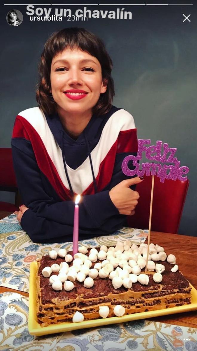 Úrsula Corberó con su tarta de cumpleaños