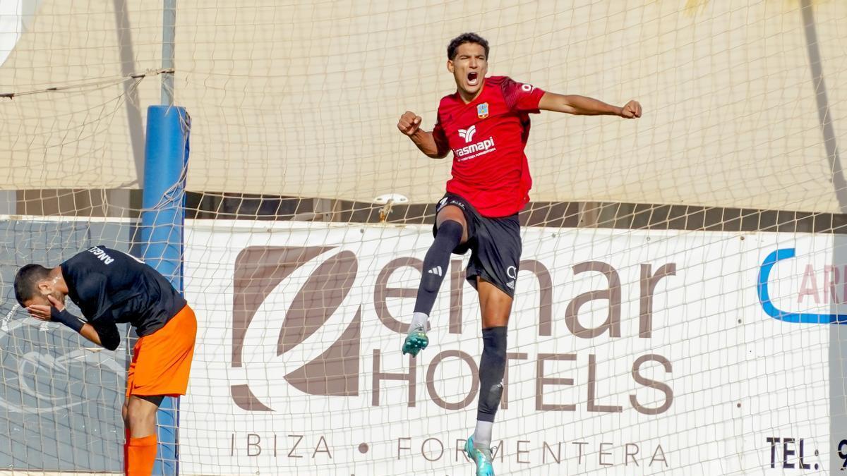 Celebración del gol del Formentera con el que doblegó en casa al Torrent.