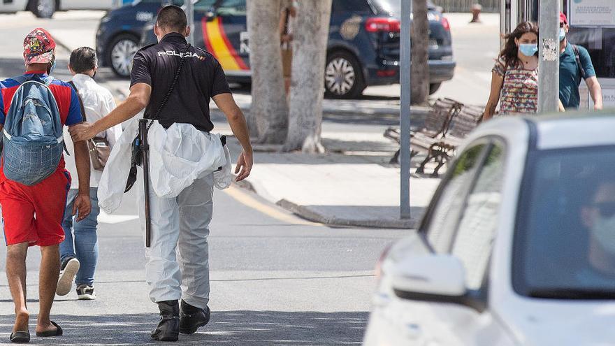 Un policía traslada a uno de los inmigrantes que trató de huir el lunes