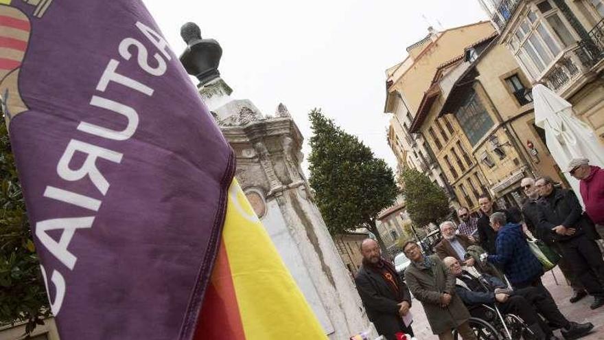 Una bandera republicana junto al busto del general.