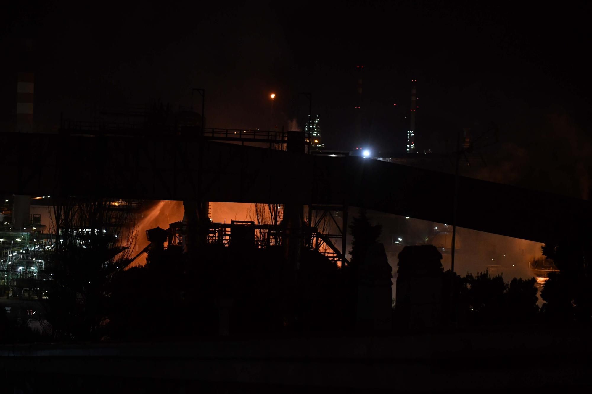 Fuego en la refinería de A Coruña