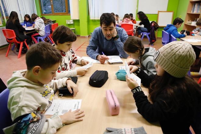 Por la izquierda, Iván Álvarez, Iker García, Diego González, Laia Iglesias y Gala Casado, en una de las tareas en el colegio Jacinto Benavente.