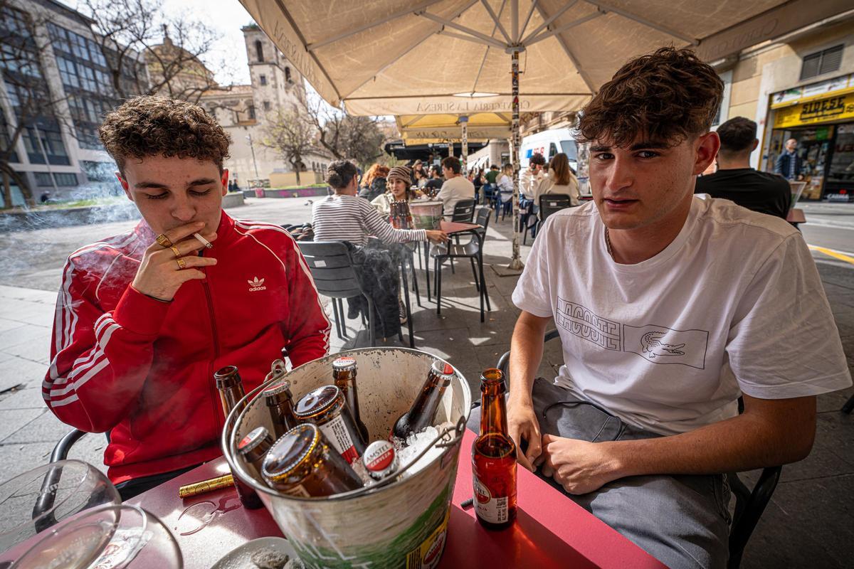 Personas fumando en una terraza del centro de la ciudad de Barcelona, en 2024