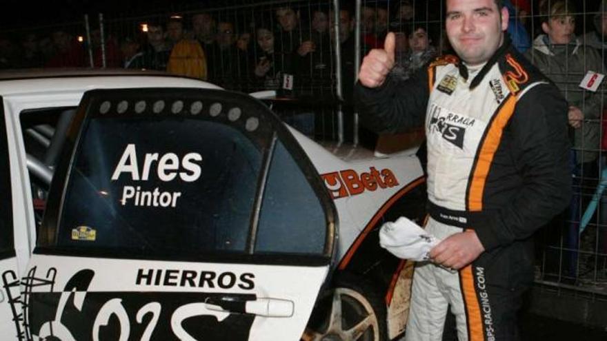 Iván Ares celebra junto a su Mitsubishi Lancer la victoria en el Rally do Cocido, en Lalín. / bernabe