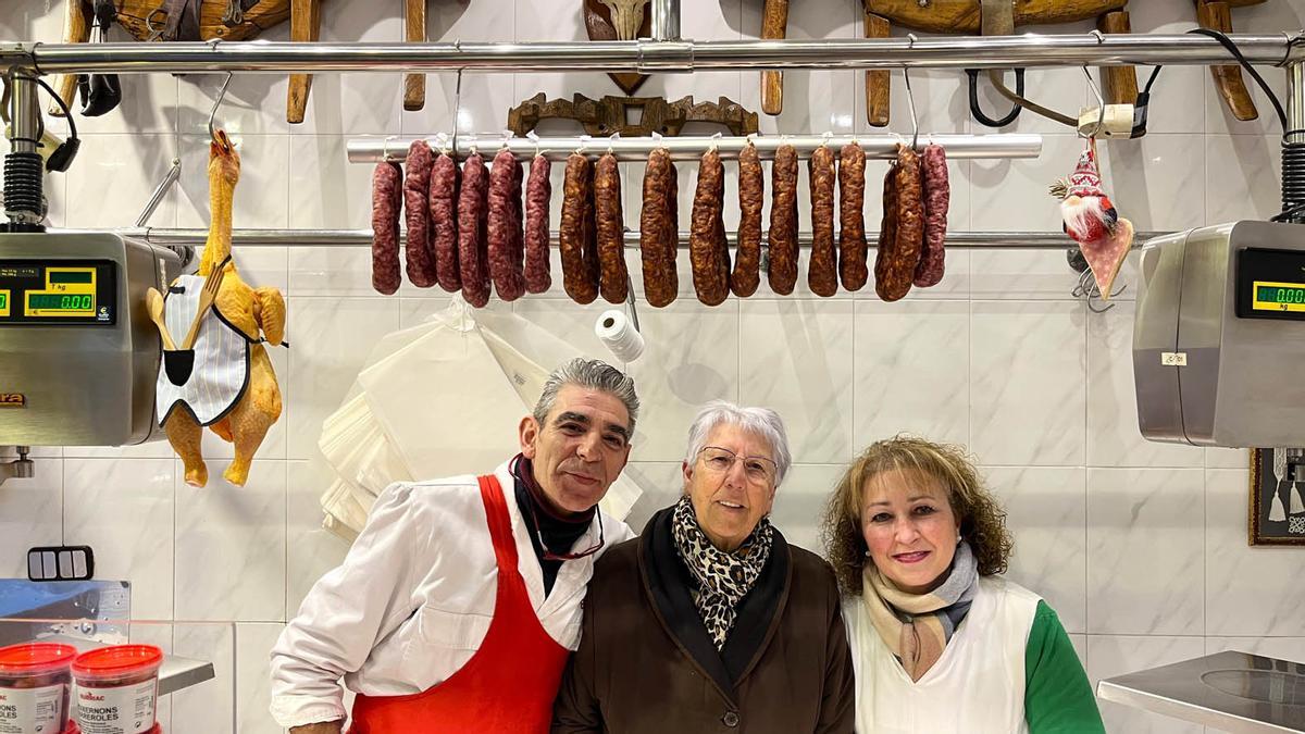 Beni Burón, entre Paco y María Ángeles, en la Carnicería Pollería Beni.