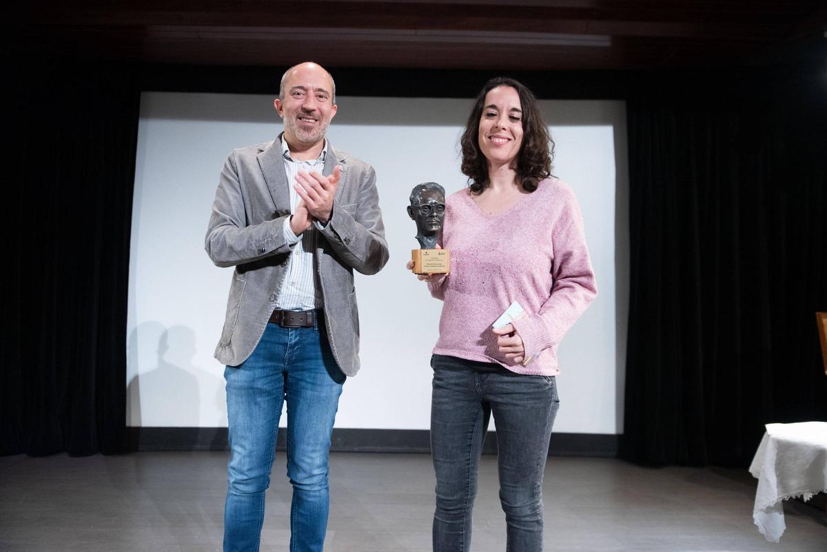 Marta Soldado ha rebut el guardó de mans de l'alcalde Marc Aloy