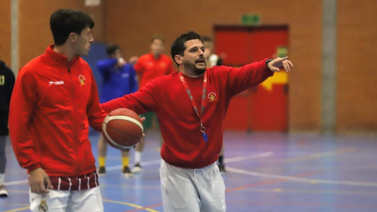 José Antonio Santaella, entrenador del Peñarroya, en una sesión preparatoria.