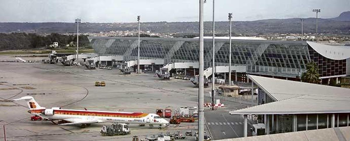 Vista de la terminal del aeropuerto de Son Sant Joan.