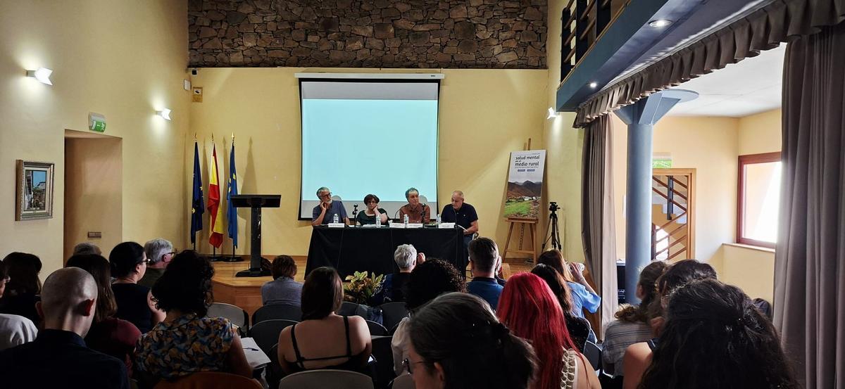 Ponentes de la mesa centrada en antropología.