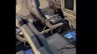 Las perturbadoras imágenes de la cabina del avión que dio media vuelta por la diarrea de un pasajero