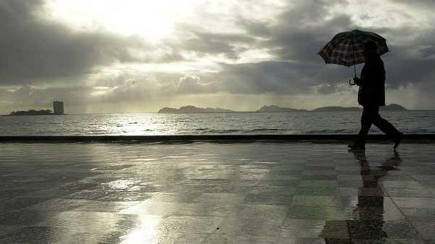 La viguesa playa de Samil en un día lluvioso.  // Faro