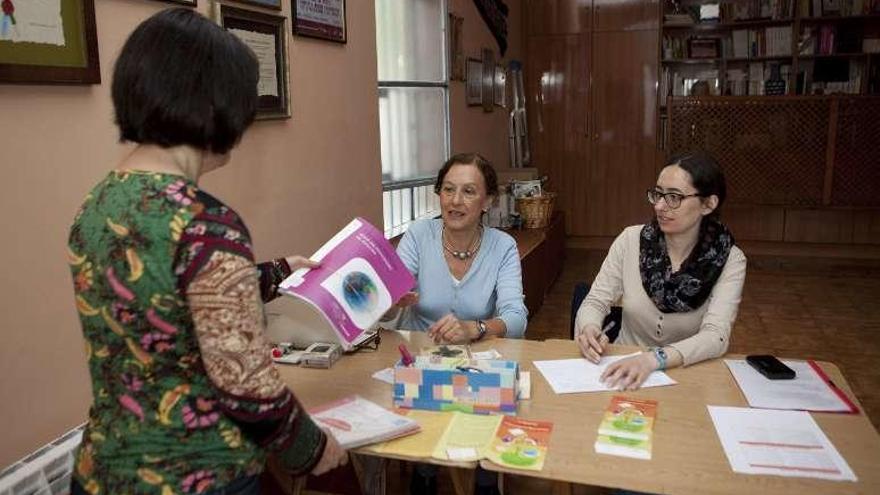 Las integrantes de &quot;Les Filanderes&quot; reciben libros.