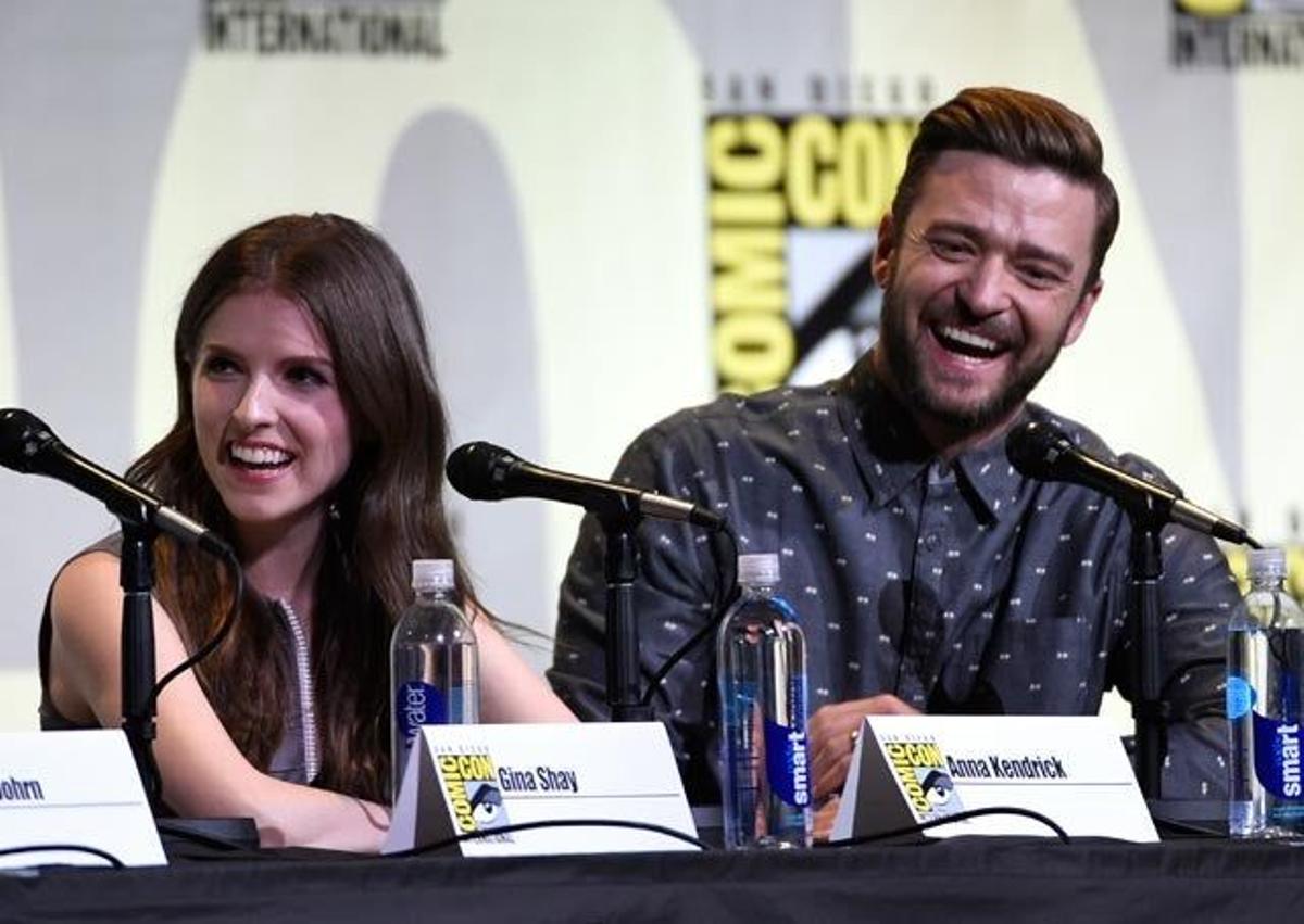 Anna Kendrick y Justin Timberlake, que no puede evitar la risa, durante la rueda de prensa de Trolls en la Comic-Con de San Diego