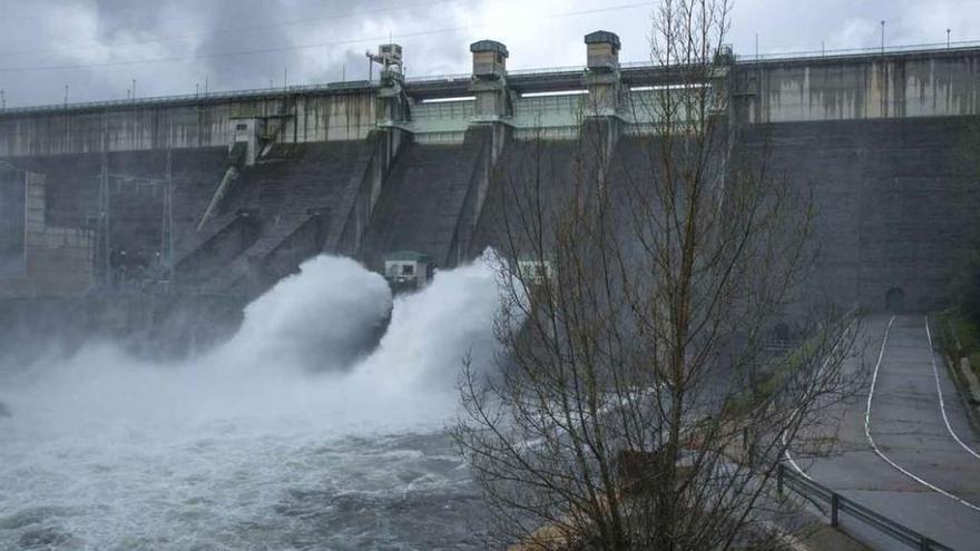 La presa de Nuestra Señora de Agavanzal soltando agua ayer al mediodía.