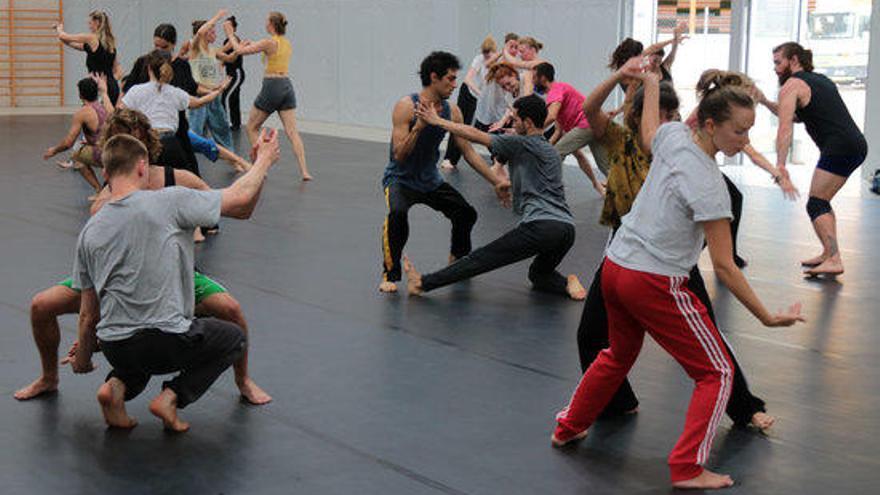 Alumnes ballant durant una sessió formativa.