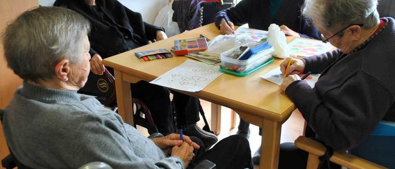 Usuarias de la residencia, durante una actividad de manualidades.