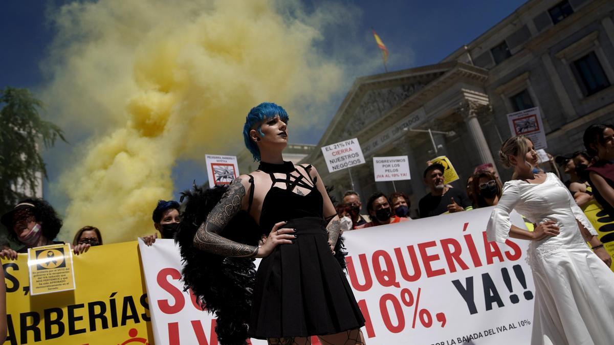 Una protestas del sector de peluquerías y estética frente al Congreso.