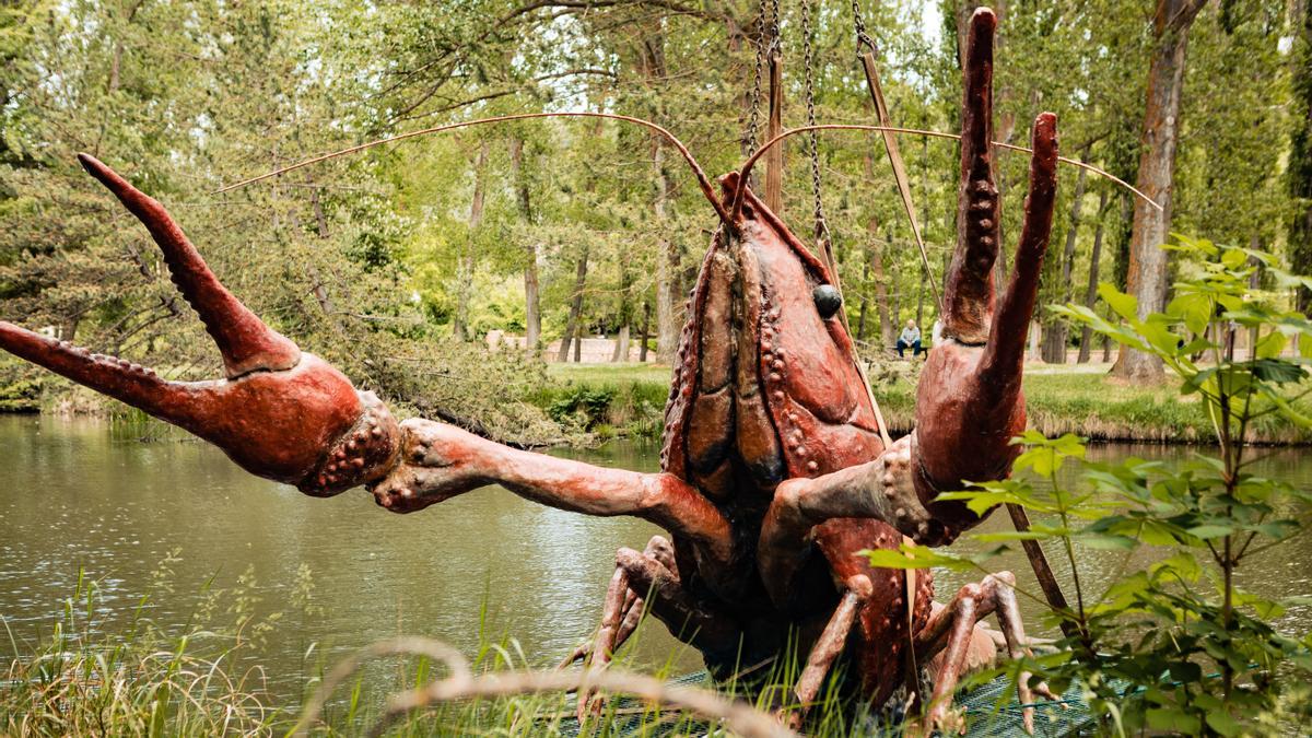 Colocación de una escultura representando un cangrejo gigante en el río Duero a su paso por Soria.